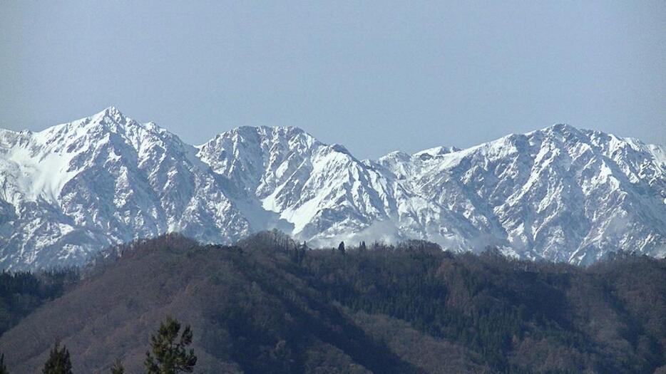 [写真]銀嶺輝くアルプスの山々（11月26日・アルプス展望広場から）