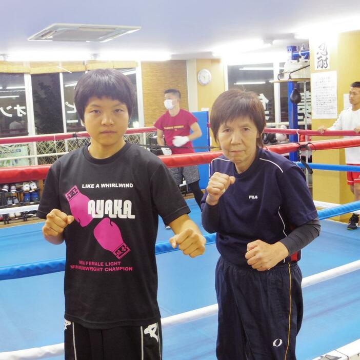 日本女子ボクシング第1号の高築さん（右）がセコンドにつき世界に挑む日向野（左）。世代を超えた師弟の挑戦だ！