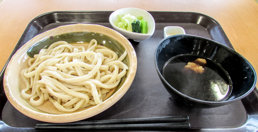 旧家では冠婚葬祭の際に地元産の小麦粉でうどんを打ち、客人にふるまう習慣があったとされる。