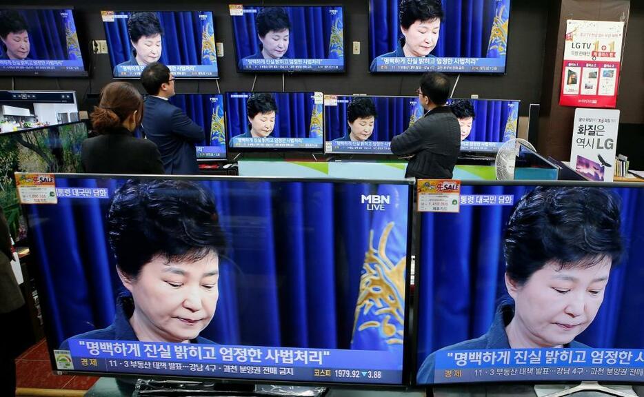 韓国大統領機密漏えい問題で捜査受け入れを表明した朴大統領（11月4日、写真：ロイター/アフロ）