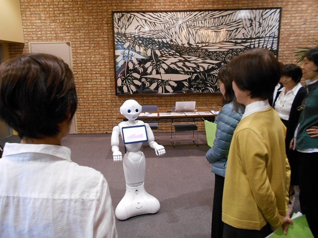 [写真]クイズや遊びの相手になるロボットは施設でも人気