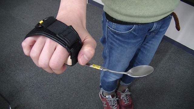 [写真]手がまひしたり指を失った人のためのスプーン補助具