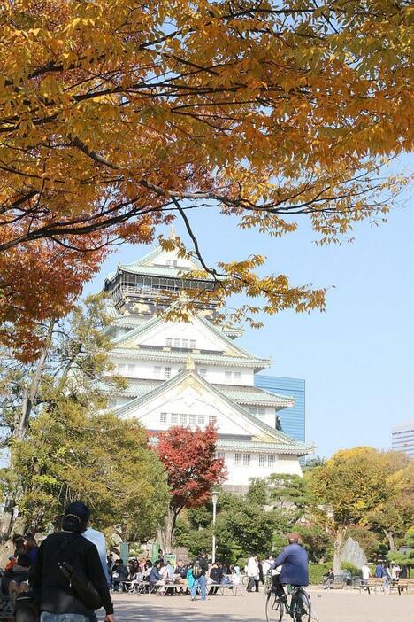 [写真]平日にもかかわらず、大阪城は観光客でにぎわいをみせている=18日午後、大阪市中央区で