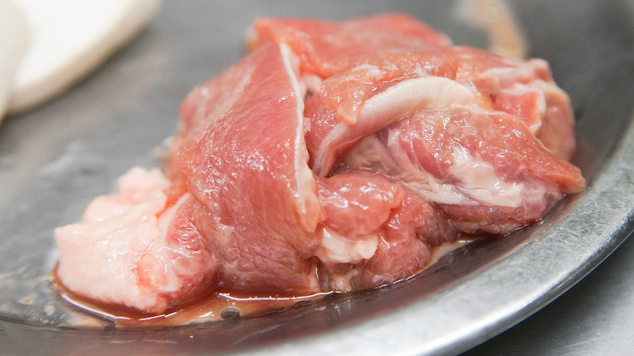 福井市産のイノシシ肉。豚肉と比べて肉の色が濃い。