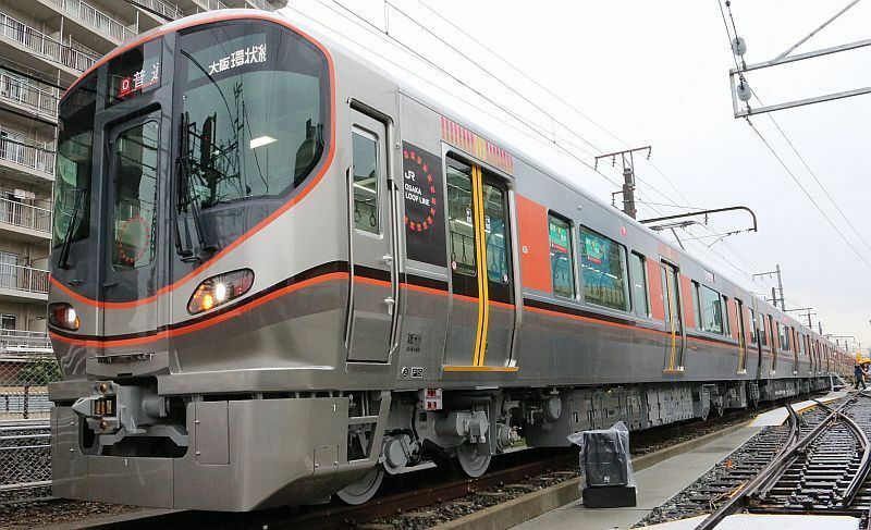 [写真]大阪環状線の新型車両323系=今年6月に撮影