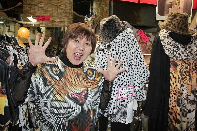 [写真]大阪で唯一、小物まで売っているヒョウ柄専門の婦人服店「なにわ小町」の高橋真由美店長「顔がバ～ンと描かれたものが人気で売れてます」