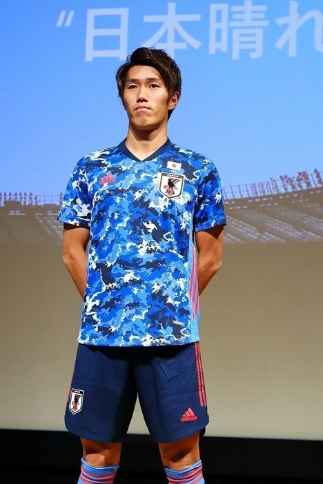 [写真]日本代表の新ユニホームを着て登場したU22代表の遠藤選手（西村尚己/アフロスポーツ）