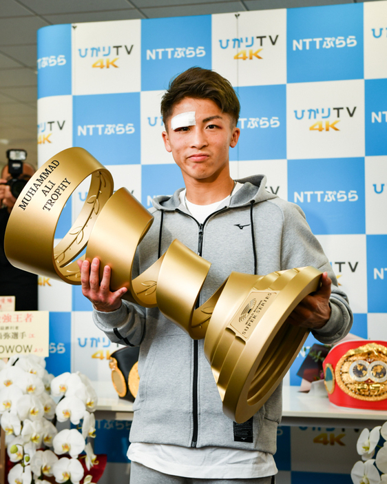 井上尚弥はドネアに1日貸し出したアリ・トロフィーを持ち一夜会見を行った(写真・山口裕朗）