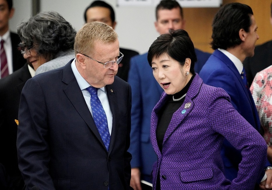 [写真]4者協議の開始前に言葉を交わす小池知事（右）とコーツ委員長（代表撮影/ロイター/アフロ）