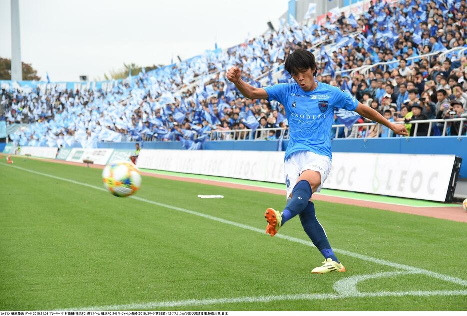 ボランチで横浜FCを引っ張る中村俊輔は試合に出れない時に引退を考えたという（写真は資料：徳原隆元/アフロ）