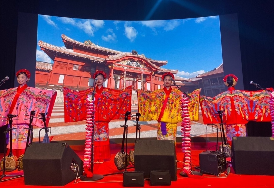 「ティンクティンク」ライブ　沖縄・北谷町のカラハーイにて2019年11月5日（筆者撮影）