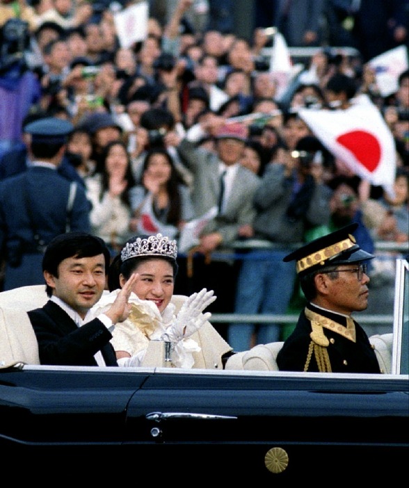 [写真]1993年6月に行われた天皇陛下と皇后雅子さまのご成婚パレード（ロイター/アフロ）