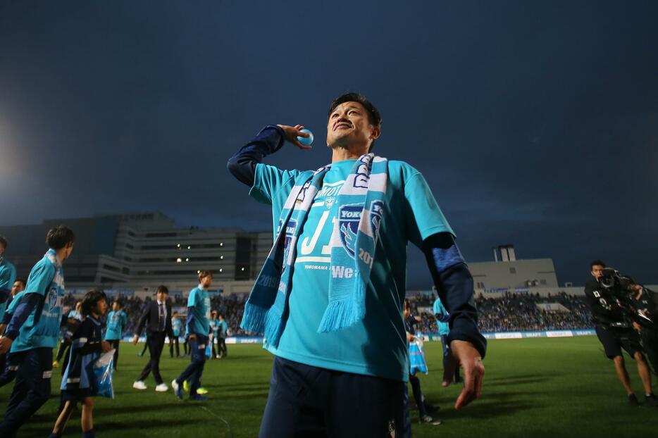悲願のJ1昇格を決めた横浜FCの三浦知良は後半42分から出場(写真・アフロスポーツ）