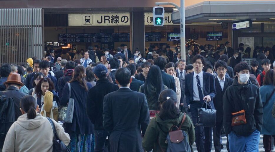 [写真]最低気温が一ケタとあって、厚着姿の会社員らの姿が多く見られた＝15日午前8時半ごろ、大阪市阿倍野区で