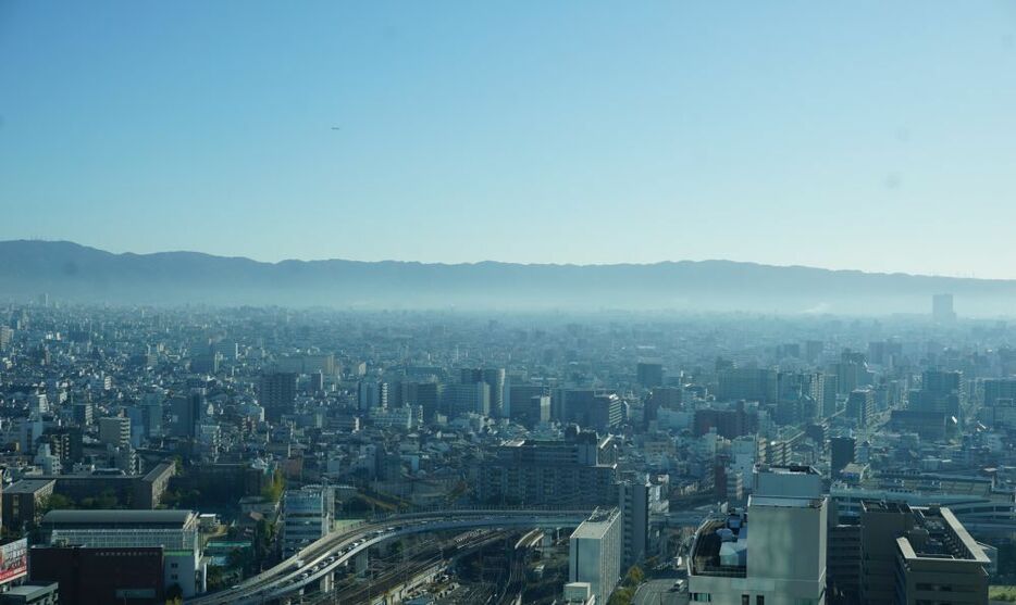 [写真]大阪市内から生駒山方面を眺めると白いもやが見られた＝15日午前8時半ごろ、同阿倍野区から撮影