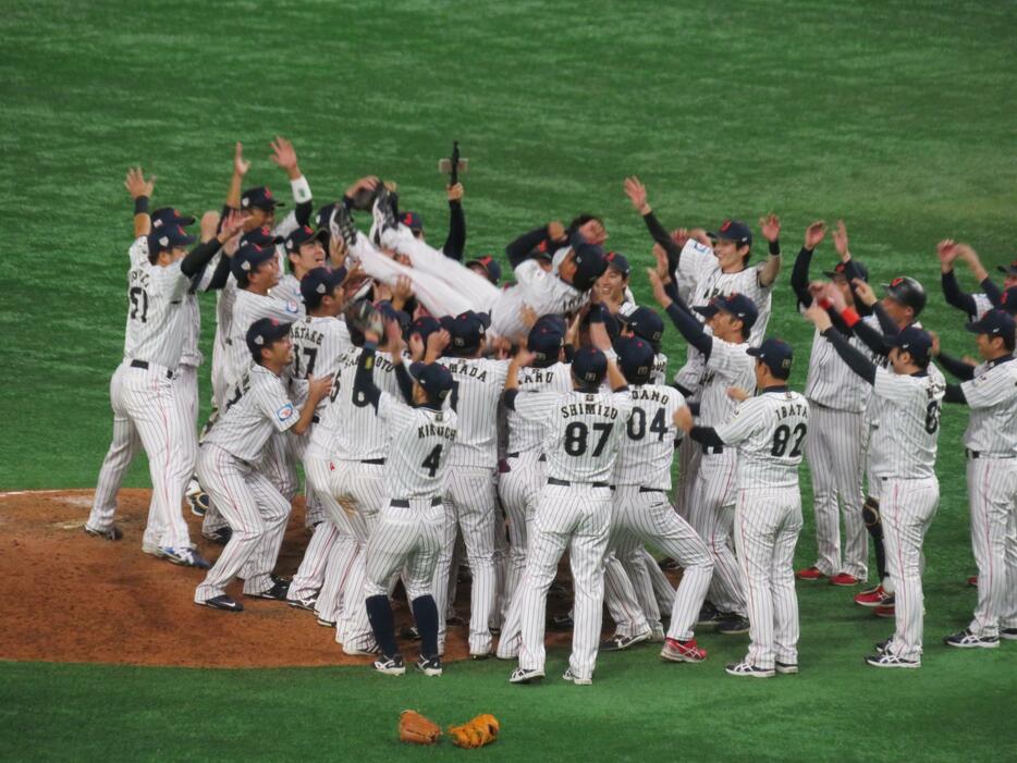 宿敵韓国を下してプレミア12初優勝！稲葉監督は8度宙に舞った