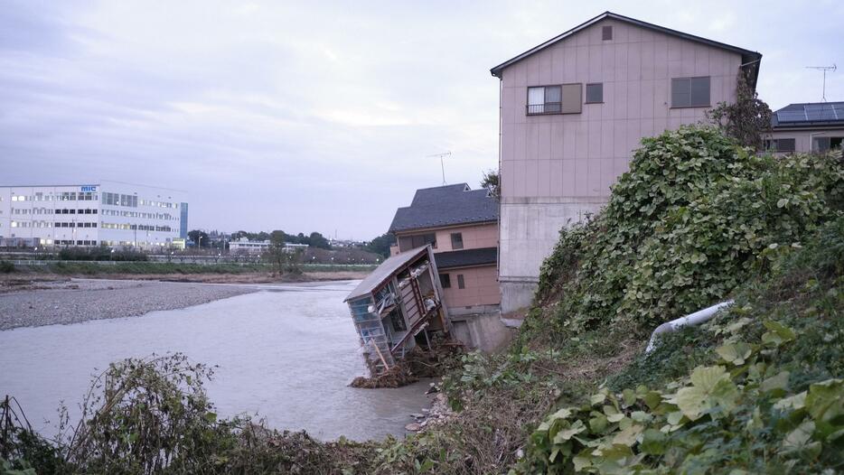 台風19号で被害を受けた東京都あきる野市の秋川沿いの住宅