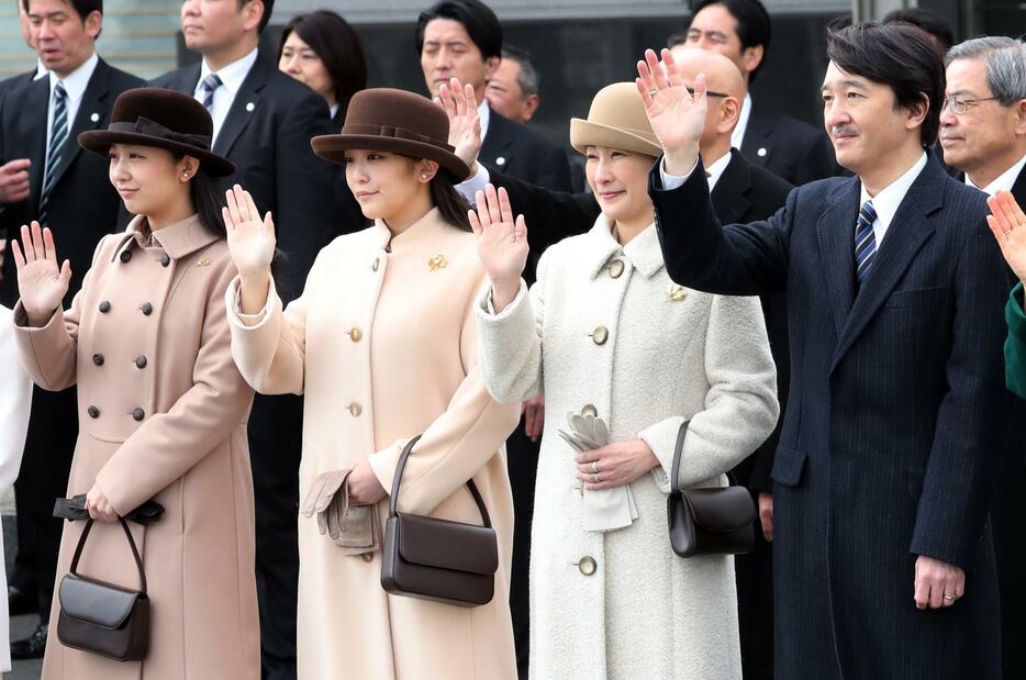 右から秋篠宮さま、紀子さま、眞子さま、佳子さま。2017年2月。（写真：つのだよしお/アフロ）