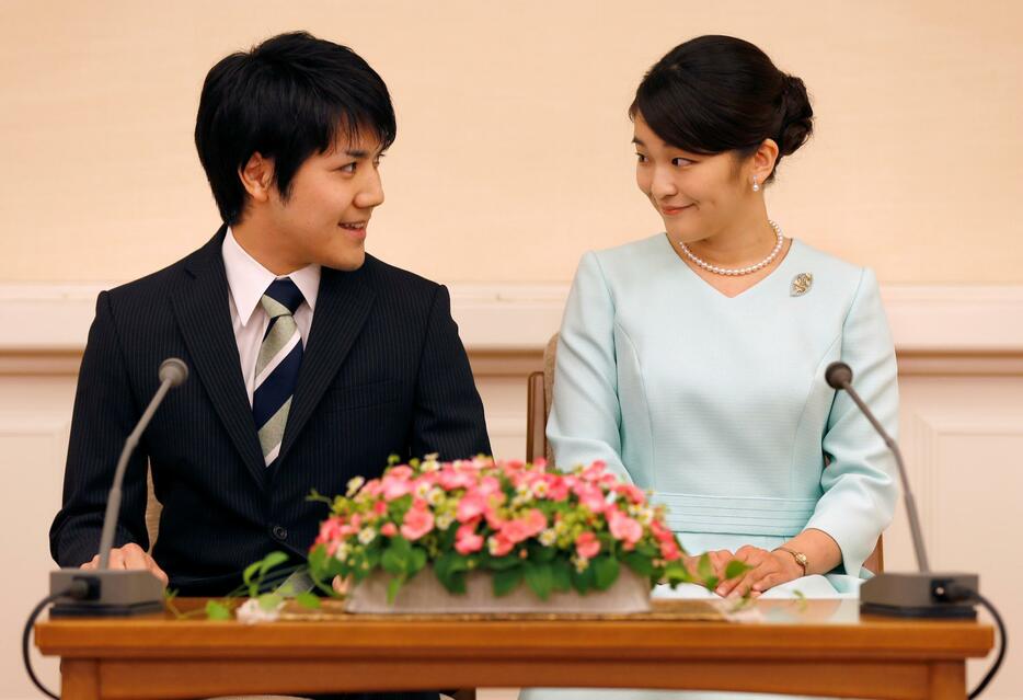 婚約後に記者会見された眞子さま（右）と小室圭さん。2017年9月（写真：代表撮影/ロイター/アフロ）