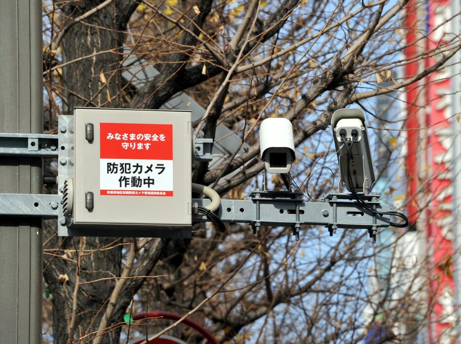 日本でも防犯カメラは街中のあちらこちらに設置されている（写真：Natsuki Sakai/アフロ）