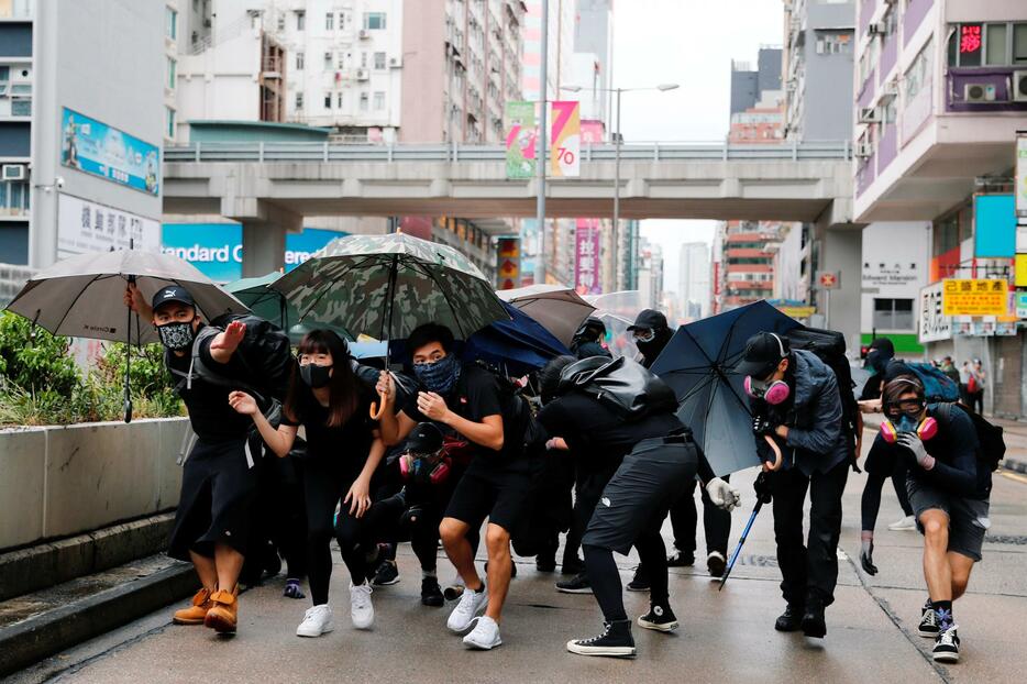 覆面禁止法制定にマスクをして抗議する香港の人々（写真：ロイター／アフロ）