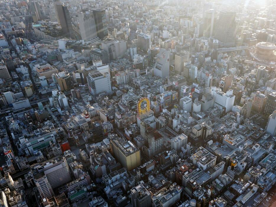 [写真]道頓堀上空から、南海なんば駅方面を望む。なんばパークスや高島屋大阪店などが写る＝15日夕、大阪市中央区で