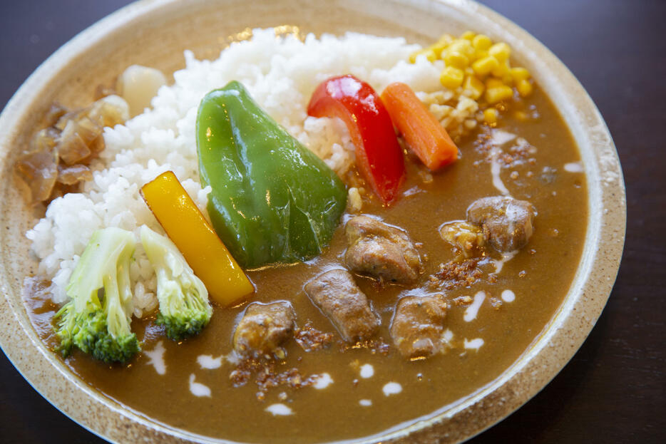 人気メニューのカレーライス。豚肉や野菜など具材は基本的に花の木農場産（撮影：宮井正樹）