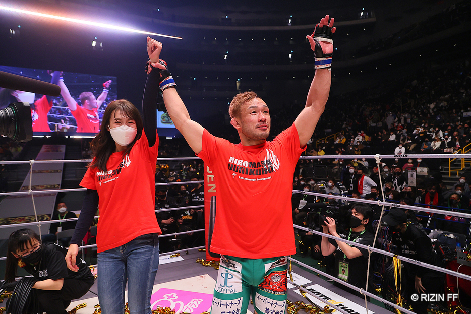 優勝した扇久保はリング上から恋人の京香さんに公開プロポーズのサプライズ(写真・RIZIN FF)