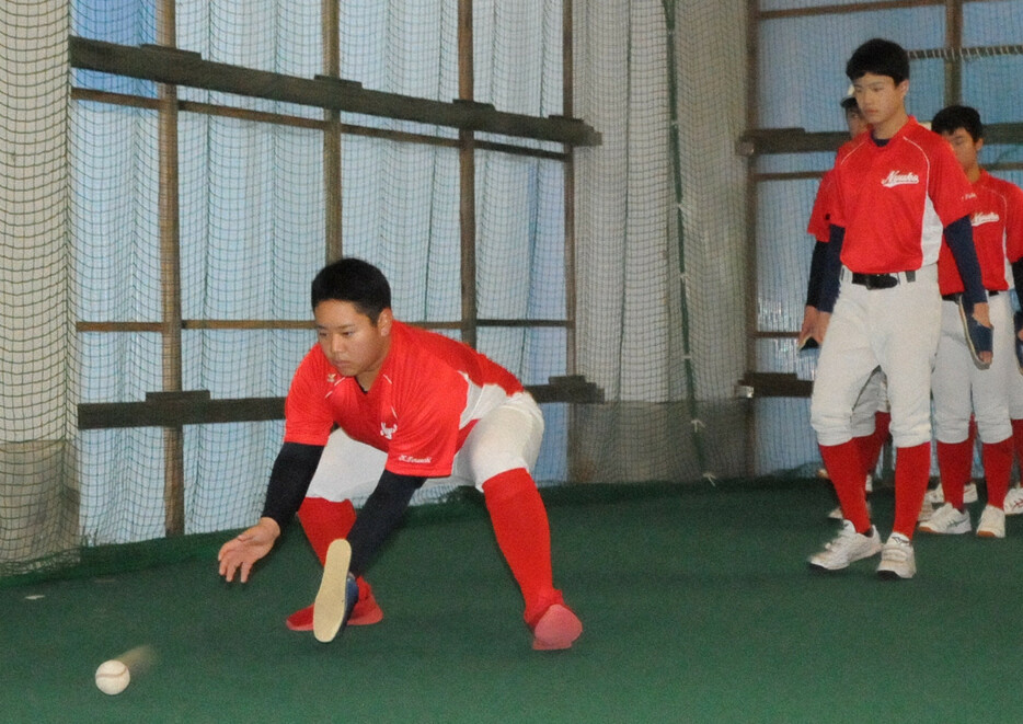 スリッパをグラブに見立てたノック練習をする丹生の選手＝福井県越前町の丹生高で2021年12月17日午後4時19分、木村敦彦撮影