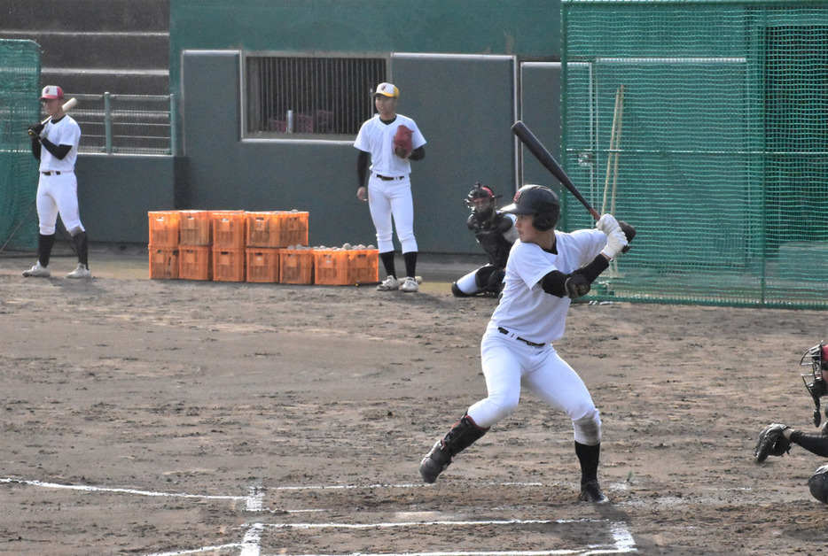 センバツ出場決定から一夜明け、紅白戦で打席に立つ広陵２年の内海優太選手（右）＝安佐南区で２０２２年１月２９日午後２時４２分、根本佳奈撮影