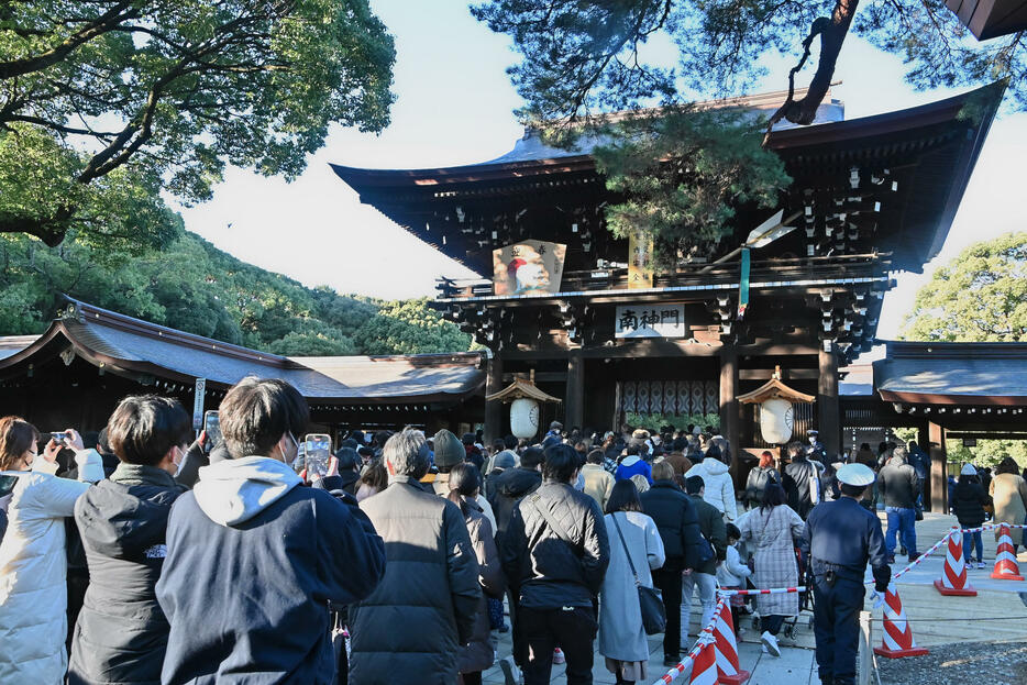 2022年元日。多くの参拝客が訪れた明治神宮（写真：アフロ）