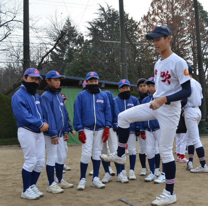 少年野球教室で小学生を指導する伊吹の選手（右）＝滋賀県米原市の伊吹高で２０２１年１２月１２日午前９時２４分、藤田健志撮影