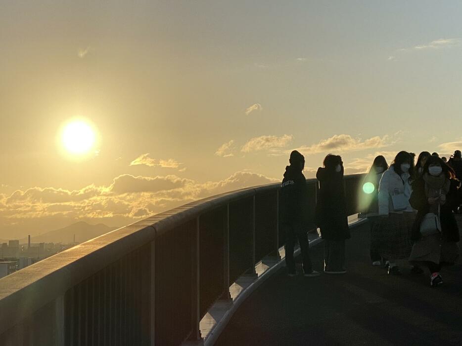 ［写真］寒い中、多くの人が初日の出を拝んだ＝1日午前7時半ごろ、大阪市港区で