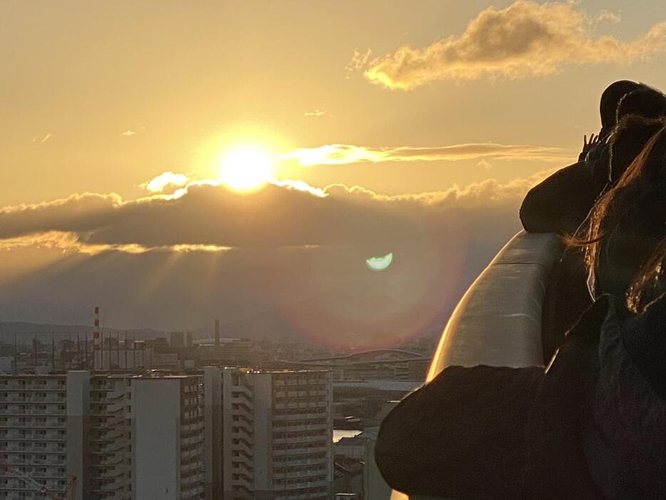 ［写真］橋の上から初日の出を見る人たち＝1日午前7時25分ごろ、大阪市港区で