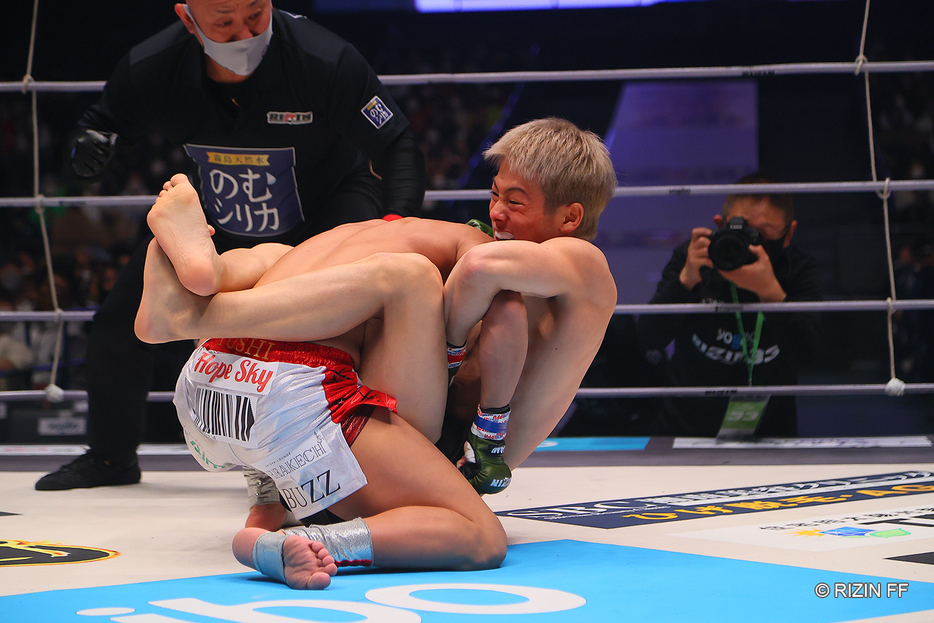 ギロチンチョークで締めあげる。寝技でも練習の成果を披露した（写真・RIZIN FF)