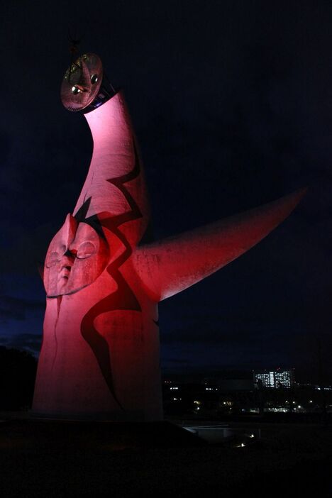 ［写真］太陽の塔も赤信号をライトアップで周知した＝24日午後6時ごろ、大阪府吹田市で