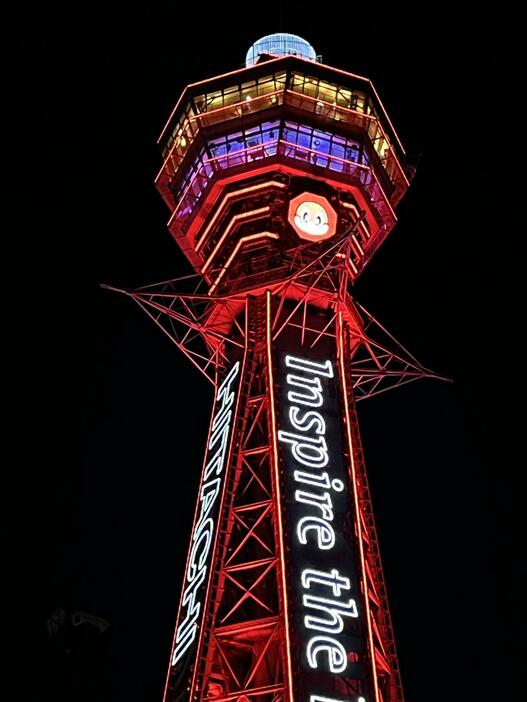 通天閣のビジョンには、大阪府のもずやんの泣き顔が映し出された＝24日午後6時ごろ、大阪市浪速区で