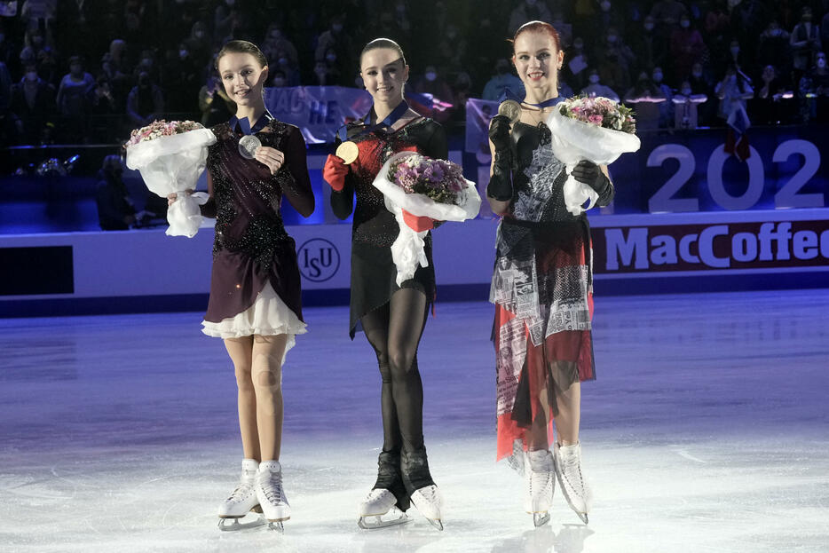 北京五輪のフィギュア女子代表に決まったロシアの“最強3人娘”。左からシェルバコワ、ワリエワ、トゥルソワ。ワリエワが金メダル最有力候補だ(写真・ロイター/アフロ）