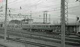 早朝なのに松本電鉄の列車はかなり混んでいた。モハ10形＋クハ10形（102）の2連は日本車輌による鋼体化標準タイプの車体で、新潟交通や岳南鉄道などにも同形態の車両があった（1965年10月8日、楠居利彦撮影）。