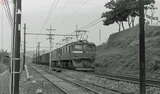 甲府で途中下車して線路際を新宿寄りに少し歩いた。あまり撮影向きの場所ではないが、ED61重連の貨物列車が来たのでシャッターを切った。手前の線路は身延線で、キロポストの「87」は富士駅からのキロ数となる（1965年10月8日、楠居利彦撮影）。
