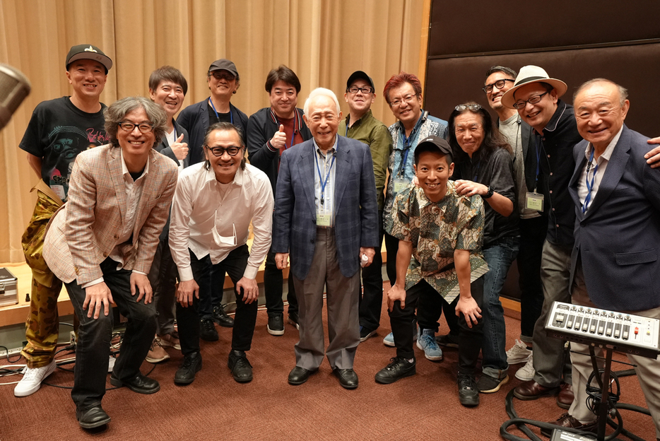 レコーディングの様子 [真ん中　ジャズクラリネット奏者北村英治さん]（写真提供：ゴールデン・キッズ）