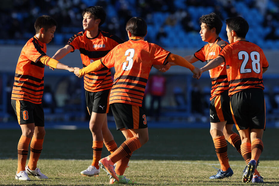 奇想天外な“グルグル円陣FK”で旋風を巻き起こしている高川学園が8強進出(写真・アフロ）