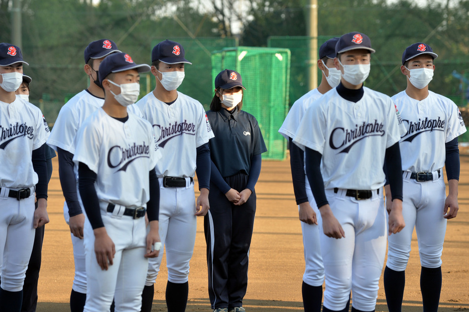 上村敏正校長兼監督から補欠校となったことを聞く聖隷クリストファーの選手たちとマネジャー＝浜松市北区で２０２２年１月２８日、武市公孝撮影