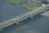 5200形4両＋8000形6両の下り列車が和泉多摩川～登戸間の多摩川橋梁を渡る。5200形はもともと6両編成だったが、2007年に3編成が4両編成化された（2011年5月20日、吉永陽一撮影）。