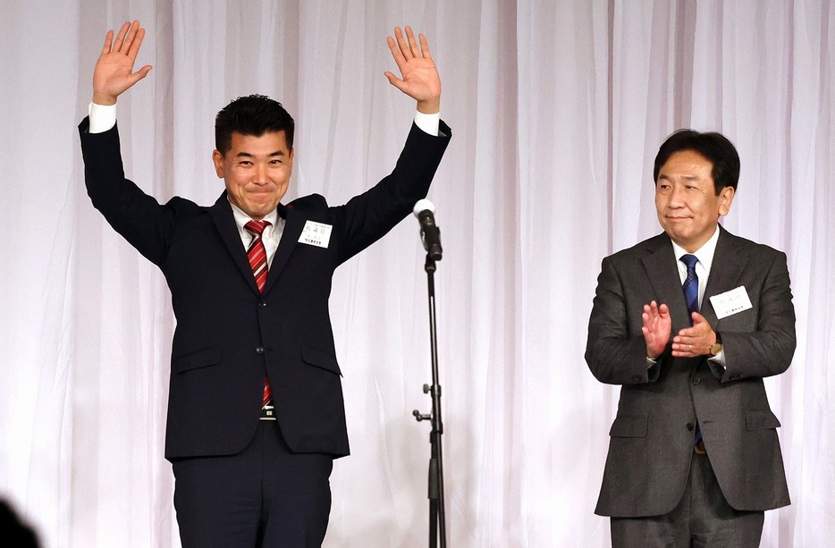 [写真]昨年秋、枝野幸男氏の後を受けて立憲民主党の代表に就任した泉健太氏（左）（つのだよしお/アフロ）