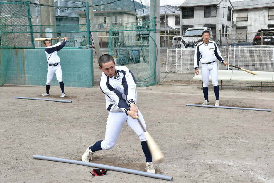 センバツ出場決定から一夜明け、練習に汗を流す鳴門の選手ら＝鳴門市で２０２２年１月２９日午前１１時３９分、岩本桜撮影