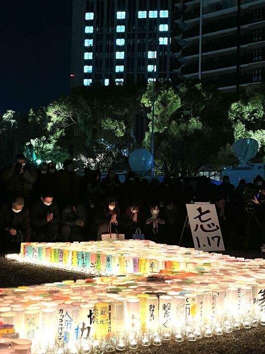 6434人が亡くなった阪神淡路大震災から17日で27年を迎えた。神戸市中央区の東遊園地では早朝から「1.17のつどい」が行われ、同震災発生時刻である午前5時46分には、多くの人が犠牲者への黙祷をささげた。