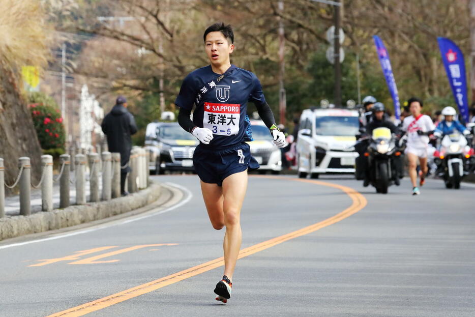 箱根駅伝の勝敗を左右する5区に山の神は降臨するのか。昨年も”山”を経験した東洋大の宮下隼人（4年）が筆頭候補だ（ 写真：西村尚己/アフロスポーツ）