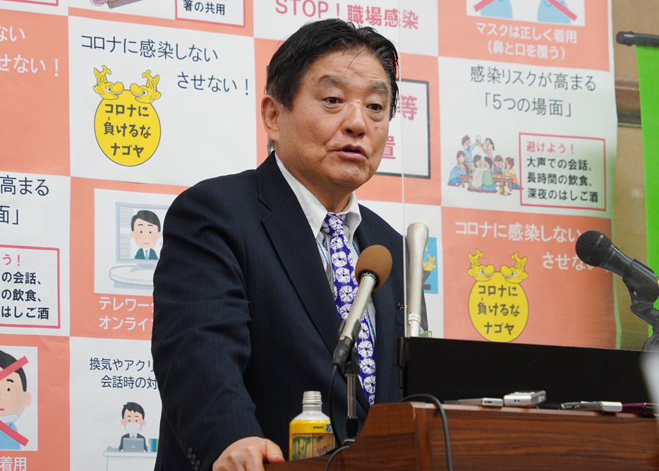 記者会見に臨む名古屋市の河村たかし市長