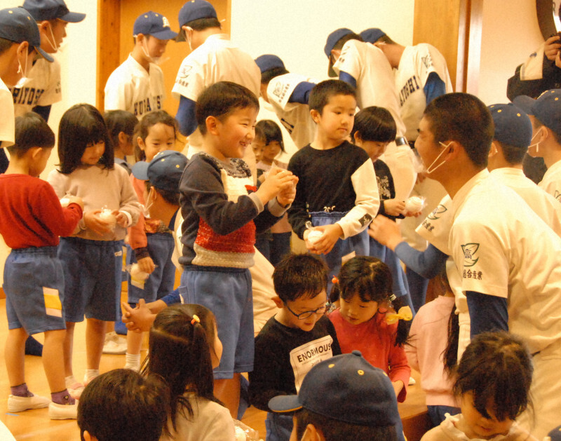 こども園で交流する園児と倉吉総合産の野球部員たち＝鳥取県湯梨浜町で2021年12月23日午後2時53分、野村和史撮影